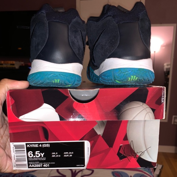 Gently Worn Navy Kyrie Irving 4 Youth Size 6.5 - Picture 5 of 5